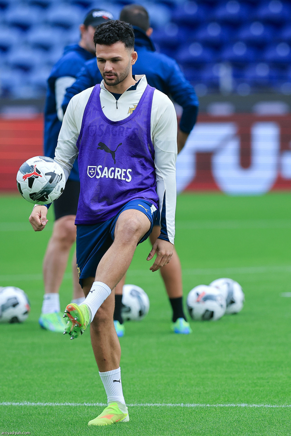 نيفيش يتقدم البرتغاليين