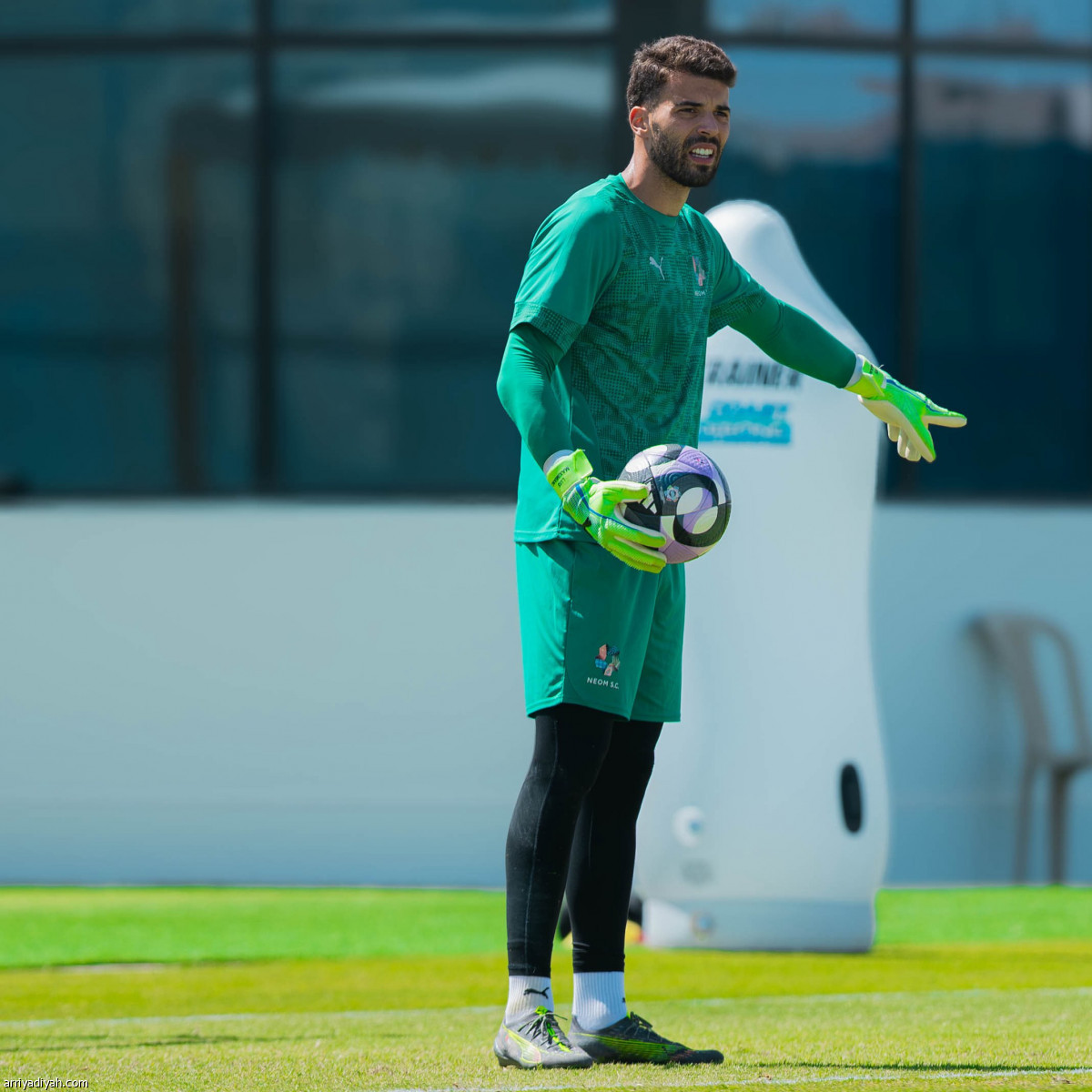 نيوم.. تدريب ومغادرة