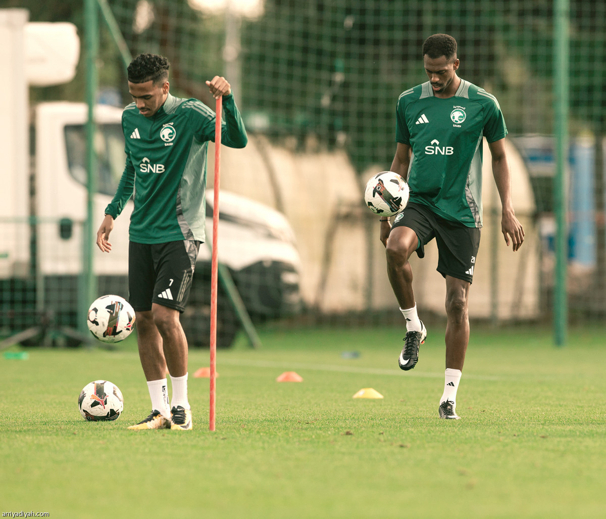 الأخضر يناور