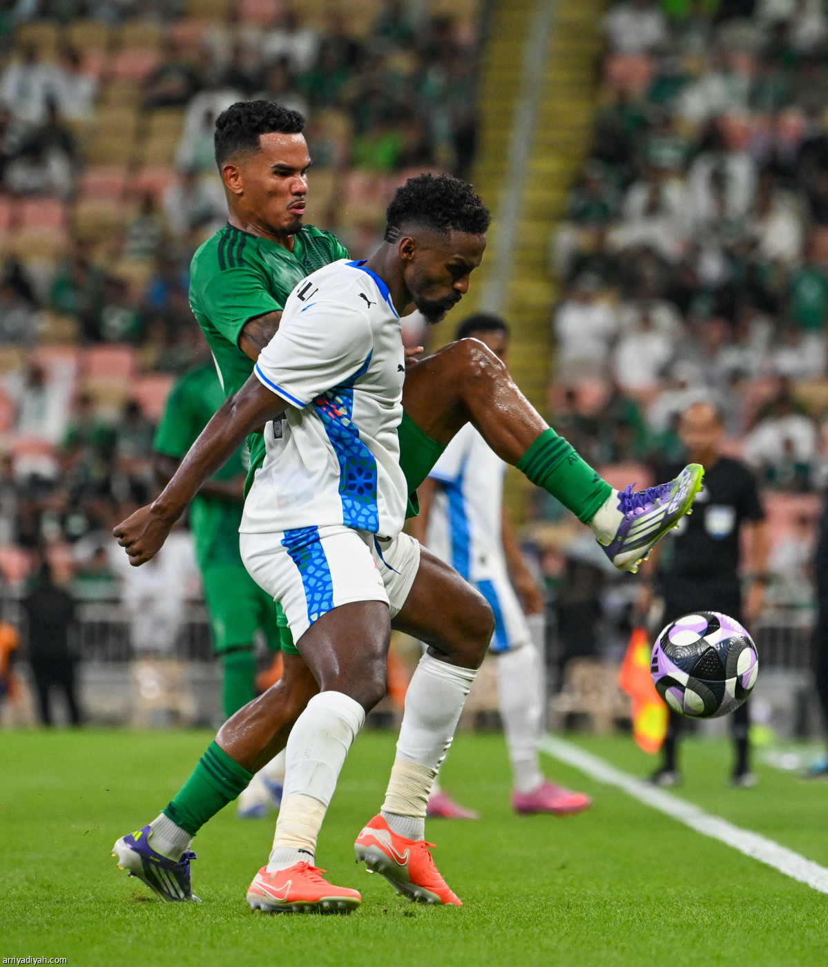 الأهلي يبدأ بفوز