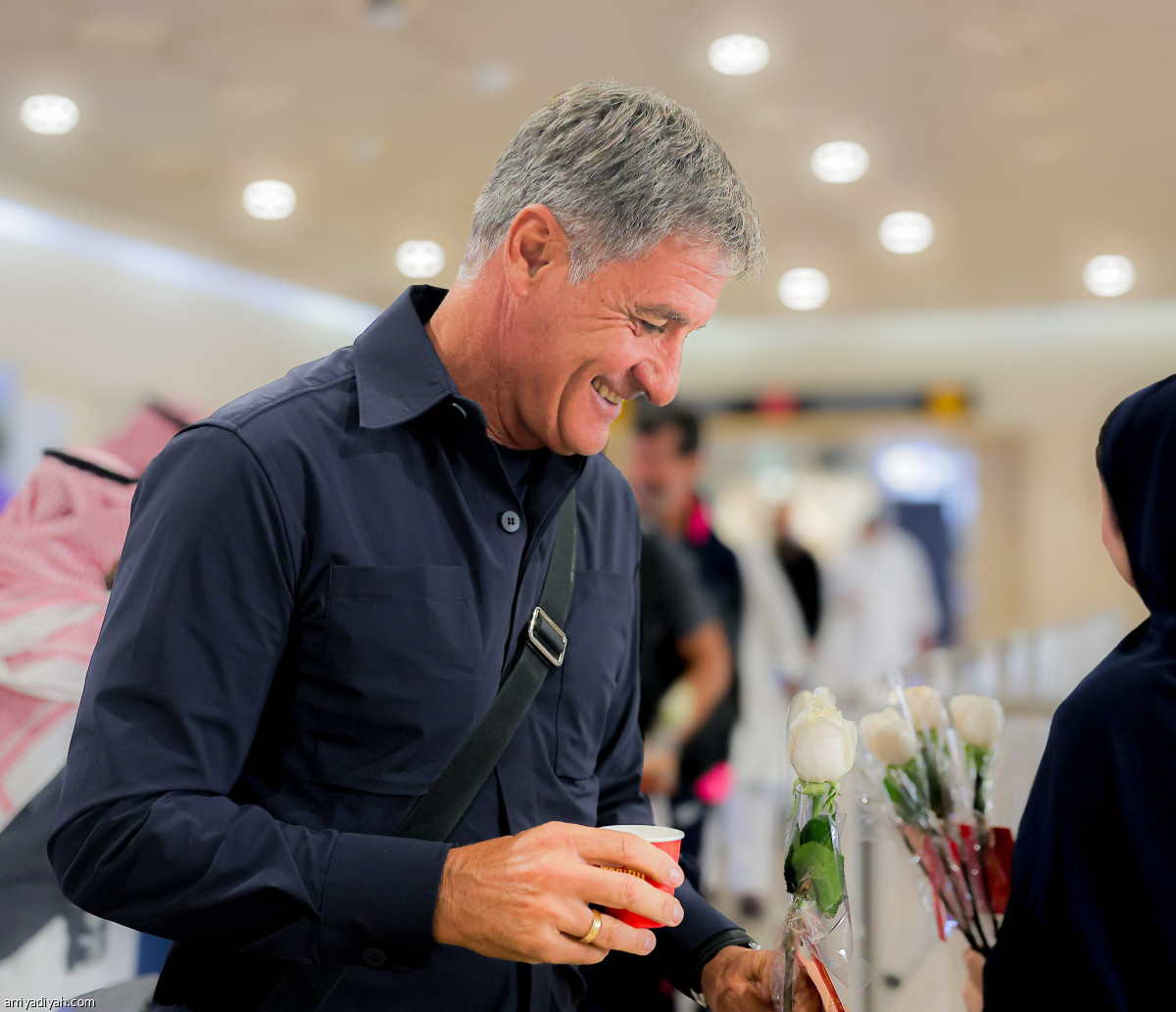 ورد ..تمر وشوكولاتة