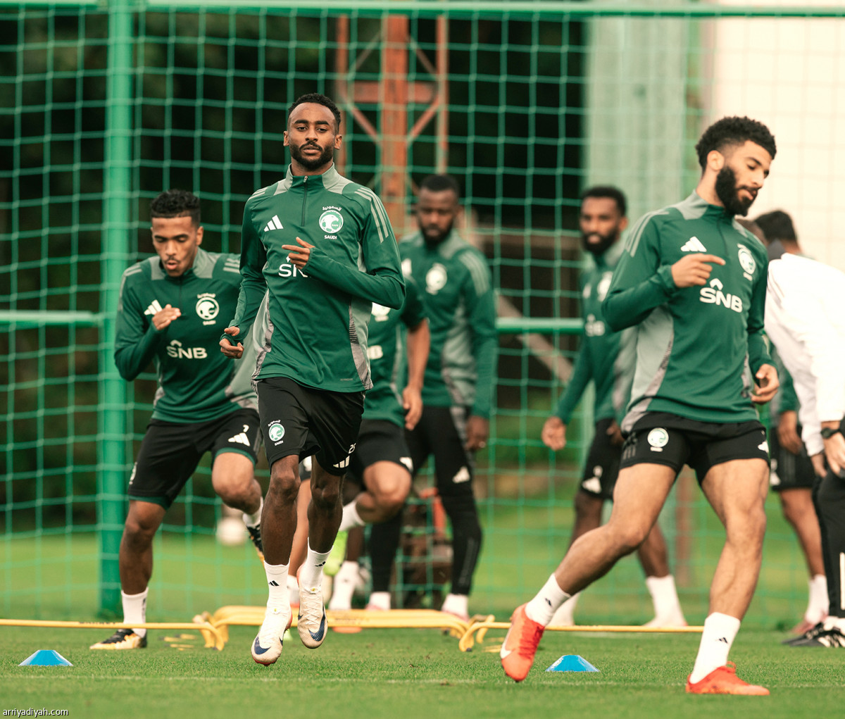 الأخضر يناور