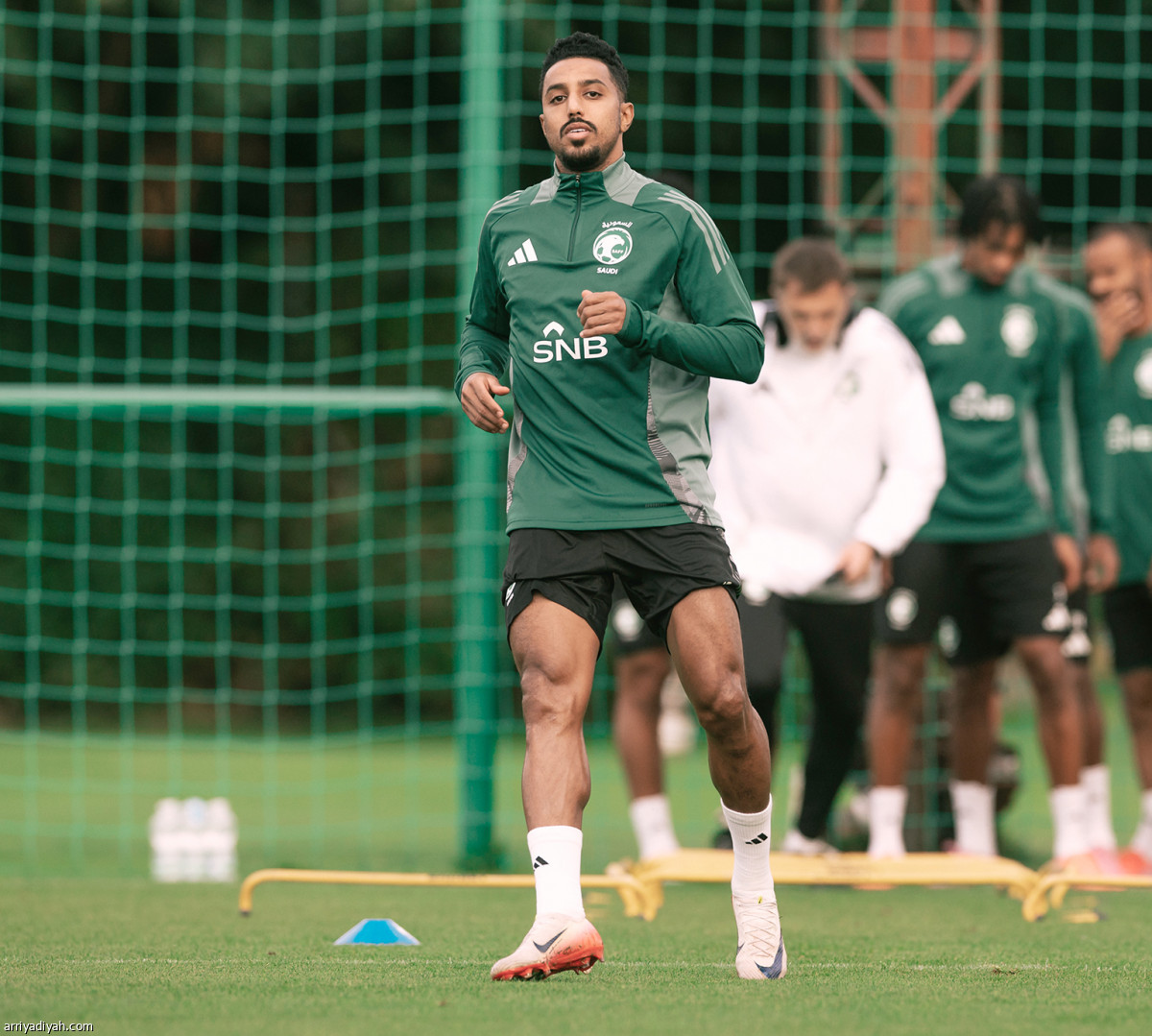 الأخضر يناور